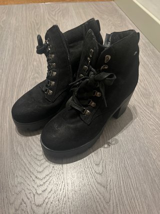 Botines negros con cordones y cremallera