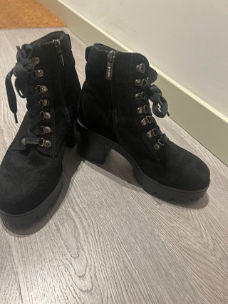 Botines negros con cordones y cremallera
