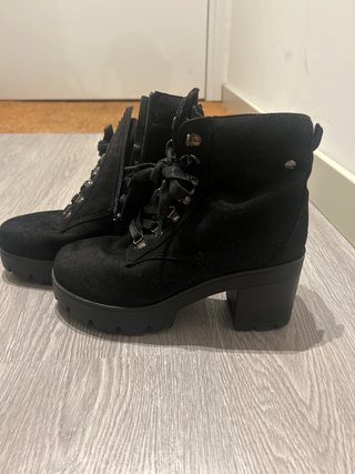 Botines negros con cordones y cremallera