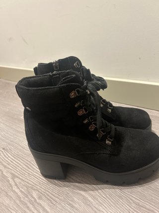 Botines negros con cordones y cremallera