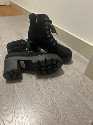 Botines negros con cordones y cremallera