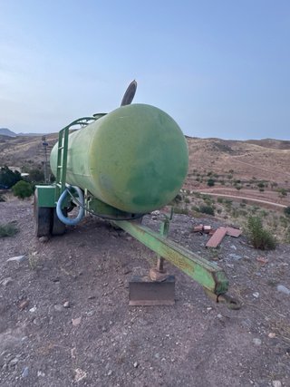 Cuba de agua verde
