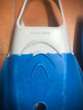 Aletas de natación azules y blancas