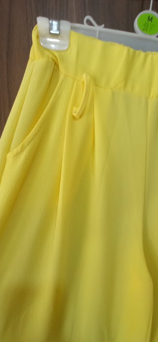 Pantalón ancho amarillo verano