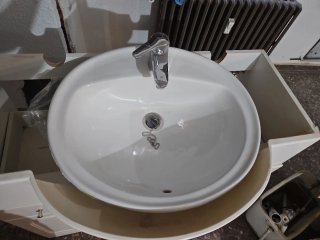 Mueble de baño con lavabo y grifo