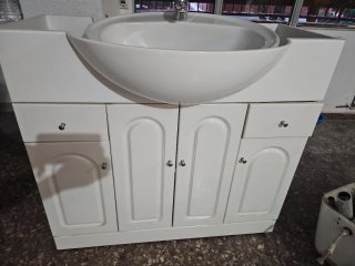 Mueble de baño con lavabo y grifo