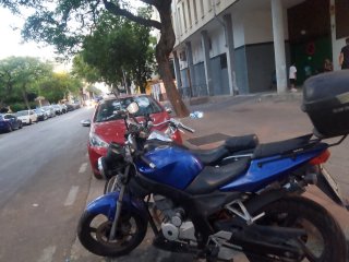 Moto Cruiser negra y azul funcionando