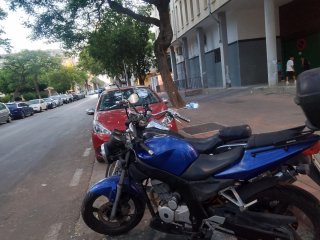 Moto Cruiser negra y azul funcionando