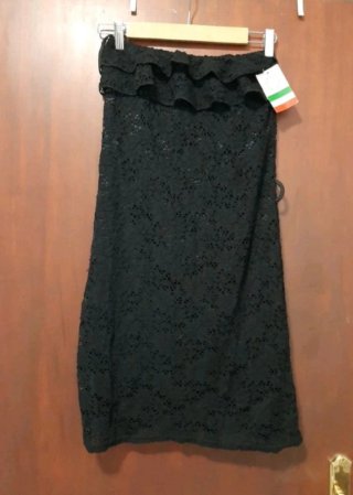 Vestido negro sin mangas con volantes