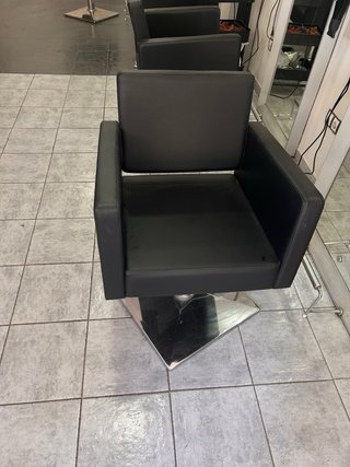 Sillón de peluquería negro