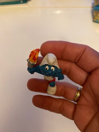Figura Pitufo con antorcha