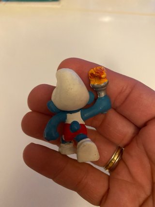 Figura Pitufo con antorcha