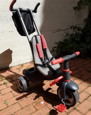 Triciclo infantil con manillar