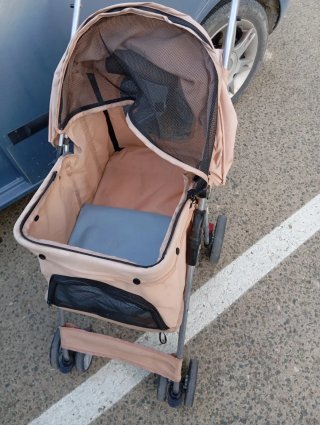 Cochecito de bebé color beige