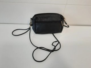 Bolso negro con cremalleras doradas