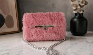 Bolso rosa peluche con cadena plateada