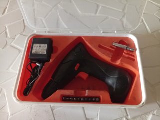 Taladro a batería con cargador y puntas