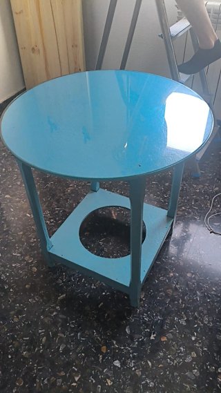 Mesa redonda madera y cristal azul