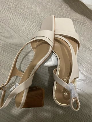 Sandalias Piccola Talla 38 Blancas y Doradas