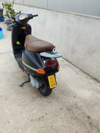 Vespa Scooter Negra y Marrón