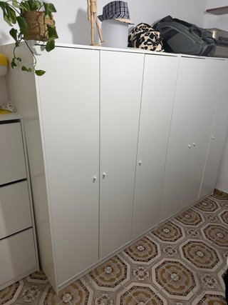 2 armarios blancos de 3 puertas