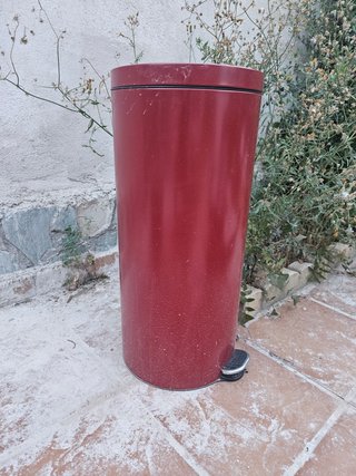 Cubo de basura metálico rojo con pedal y cubeta in