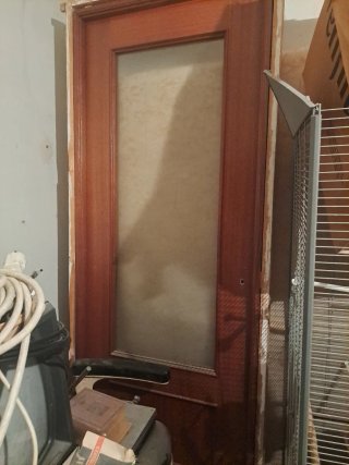 Puerta de madera con cristal