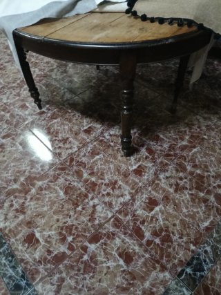 Mesa antigua madera con sillas