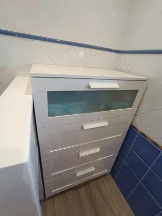 Cómoda blanca con cajones y cristal