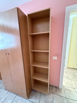 Estantería de madera color beige