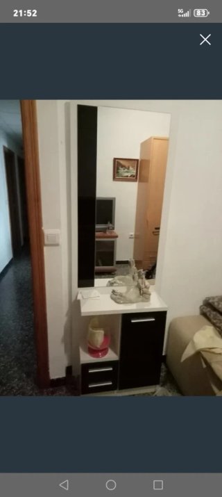 Mueble recibidor blanco y negro