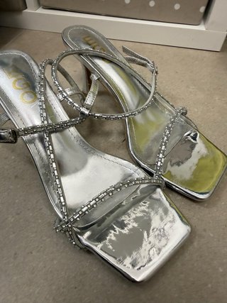Sandalias plateadas con tiras y pedrería