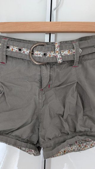Shorts caqui con cinturón floral - Talla 38