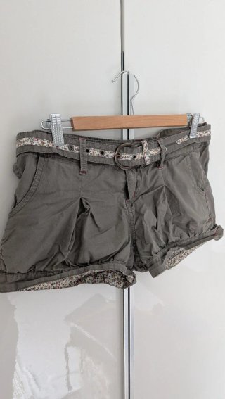 Shorts caqui con cinturón floral - Talla 38