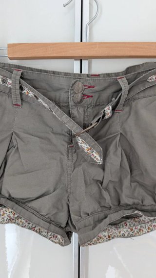 Shorts caqui con cinturón floral - Talla 38