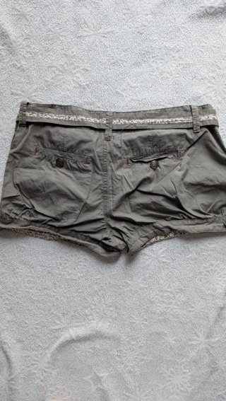 Shorts caqui con cinturón floral - Talla 38