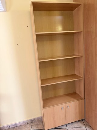 Estantería de madera con puertas