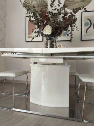 Mesa Comedor Blanca y Sillas Cromadas