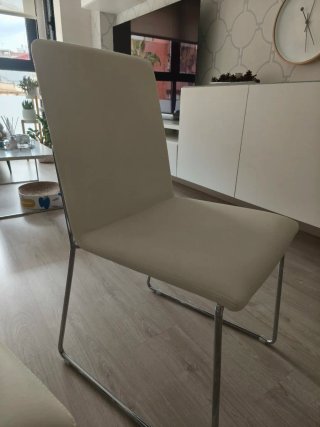 Mesa Comedor Blanca y Sillas Cromadas