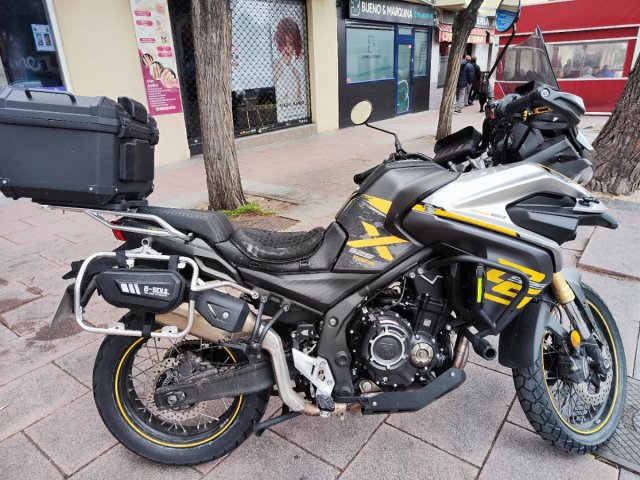VOGE 525DSX Adventure Moto Negra y Amarilla
