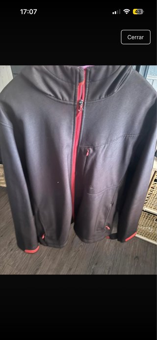 Chaqueta Negra con Cremallera Roja