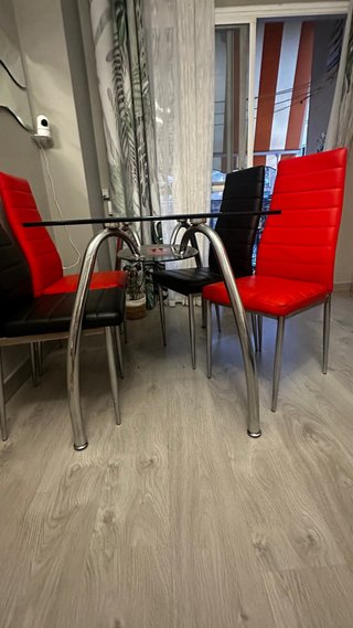 Mesa de comedor cristal y 4 sillas