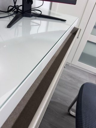 Escritorio IKEA blanco con cristal y cajón