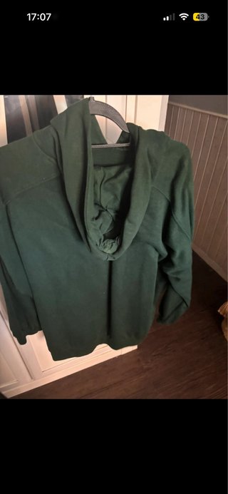 Sudadera verde con mensaje