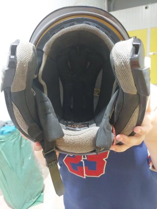 Casco de moto blanco con visor