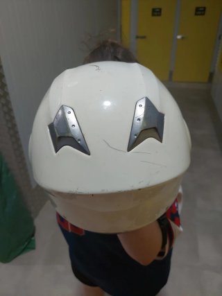 Casco de moto blanco con visor
