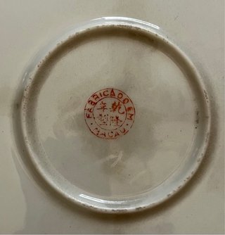 Coppia di piatti in ceramica Macao. Metà del XX secolo