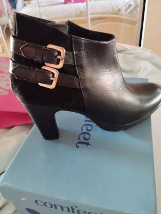 Botines negros con hebillas doradas