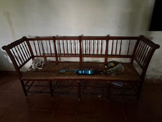 Banco de madera rústico con asiento de cuerda