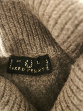 Jersey cuello alto Fred Perry gris